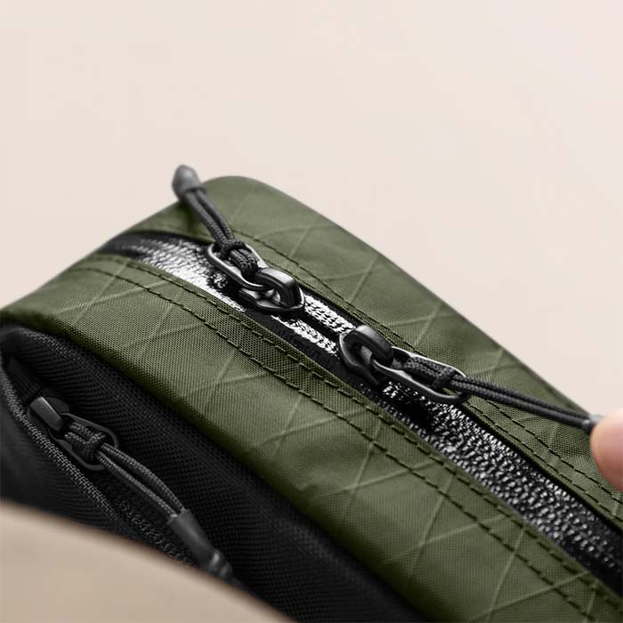 تصویر زیپ کیف کراس بادی تام‌ تاک مدل Aviator T35 با طراحی X-Pac، ضد آب و وزن سبک